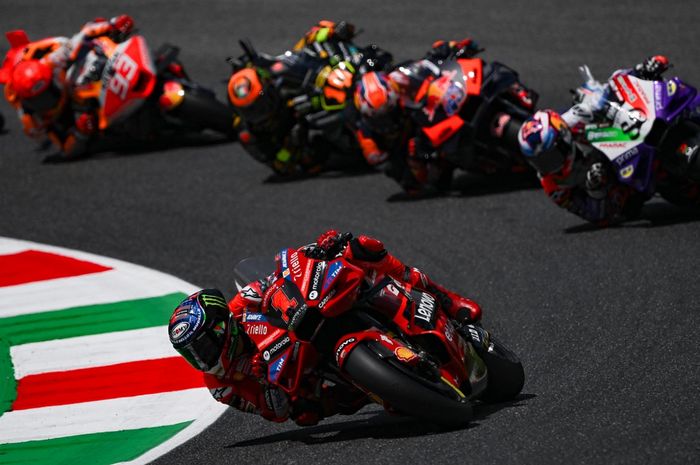 Pembalap Ducati Lenovo, Francesco Bagnaia, memimpin rombongan pembalap saat start balapan MotoGP Italia di Sirkuit Mugello, Toskana, Italia, 11 Juni 2023.