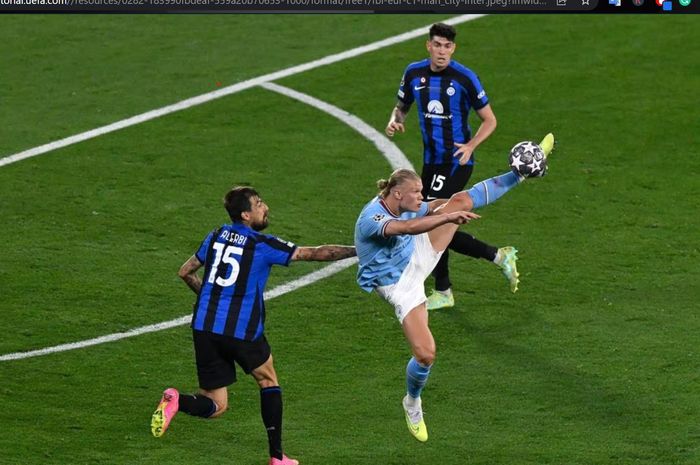 Penyerang Manchester City, Erling Haaland, berada dalam penjagaan dua bek Inter Milan, Francesco Acerbi (15) dan Alessandro Bastoni, dalam laga final Liga Champions 2022-2023 di Stadion Olimpiade Ataturk, Sabtu (11/6/2023).