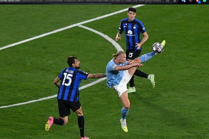 Penyerang Manchester City, Erling Haaland, berada dalam penjagaan dua bek Inter Milan, Francesco Acerbi (15) dan Alessandro Bastoni, dalam laga final Liga Champions 2022-2023 di Stadion Olimpiade Ataturk, Sabtu (11/6/2023).