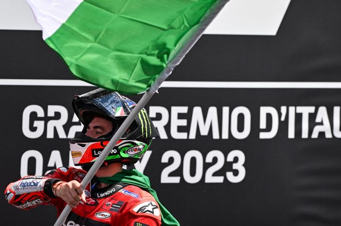 Pembalap Ducati Lenovo, Francesco Bagnaia, merayakan kemenangannya pada balapan MotoGP Italia di Sirkuit Mugello, Toskana, Italia, 11 Juni 2023.