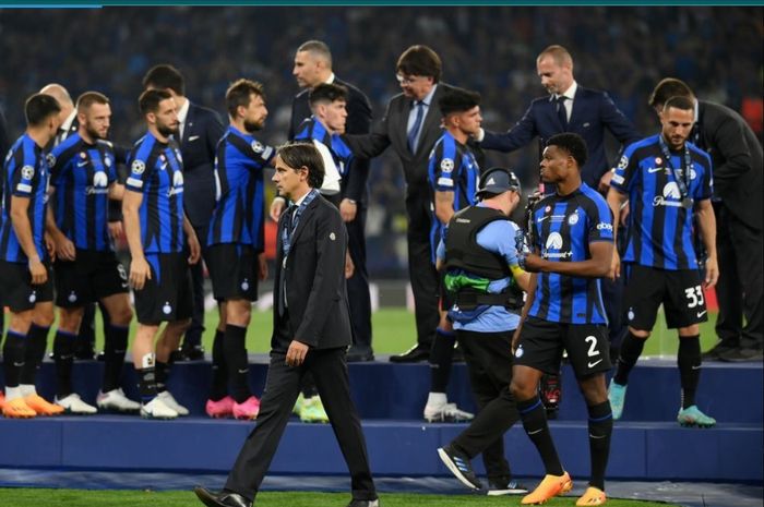 Simone Inzaghi dan para pemain Inter Milan menerima medali juara kedua di final Liga Champions, Sabtu (10/6/2023) atau Minggu dini hari WIB.