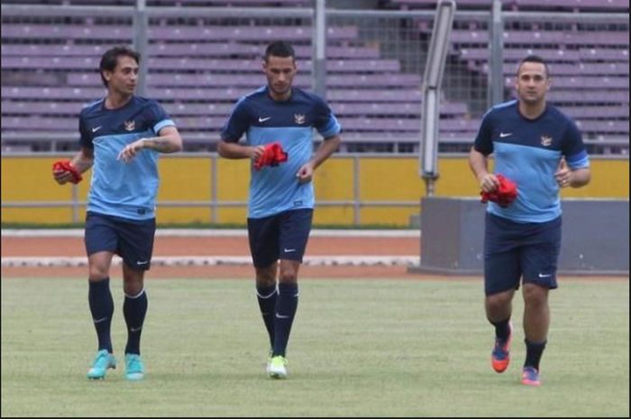 Pemain timnas Indonesia, Jhon van Beukering (kanan), berlatih bersama Tonnie Cussel dan Raphael Maitimo pada 8 November 2012 di Stadion Utama Gelora Bung Karno.