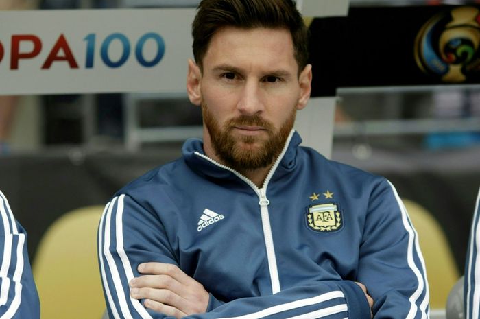 Lionel Messi saat duduk di bangku cadangan timnas Argentina. Messi absen saat negaranya hadapi timnas Indonesia di Jakarta, Senin (19/6/2023).