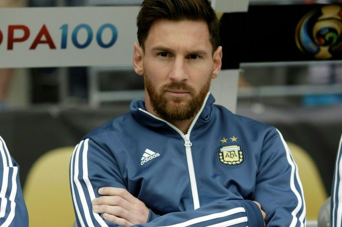 Lionel Messi saat duduk di bangku cadangan timnas Argentina. Messi absen saat negaranya hadapi timnas Indonesia di Jakarta, Senin (19/6/2023).