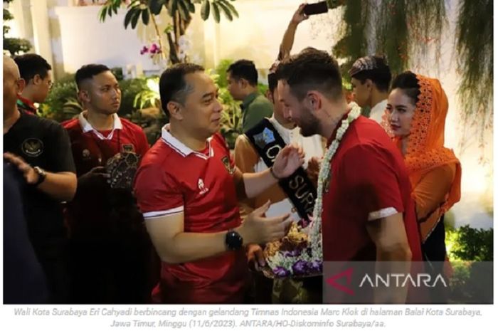 Wali Kota Surabaya, Eri Cahyadi yang juga kader PDIP saat menyambut pemain Timnas Indonesia dan Palesrtina di Balai Kota, Minggu (11/6/2023).
