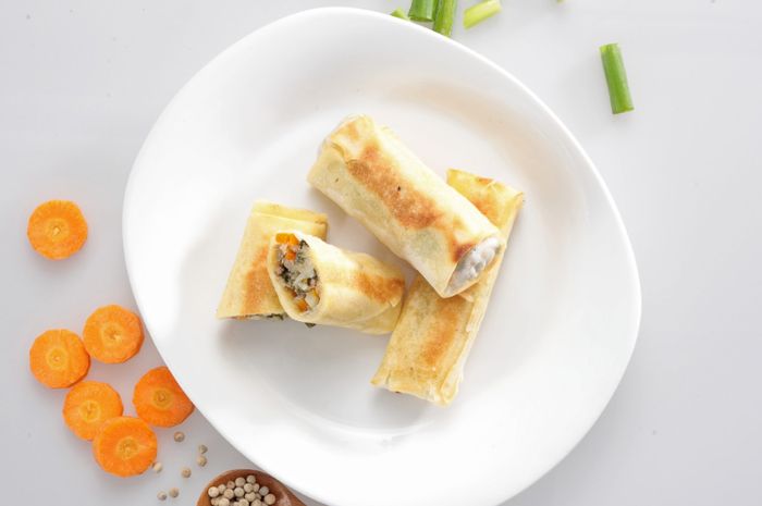 Hidangan lumpia isi daging sayuran untuk camilan Idul Adha