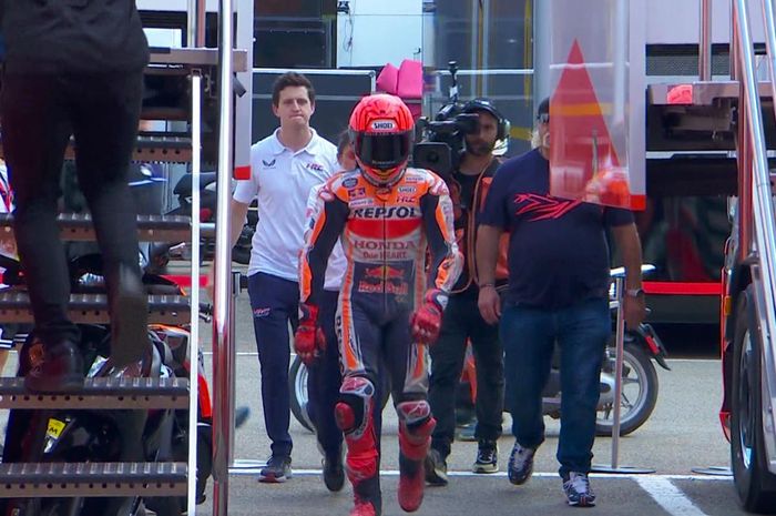 Marc Marquez marah kepada tim teknisi Repsol Honda usai crash di MotoGP Italia 2023 di Sirkuit Mugello, Italia, Minggu (11/6/2023).