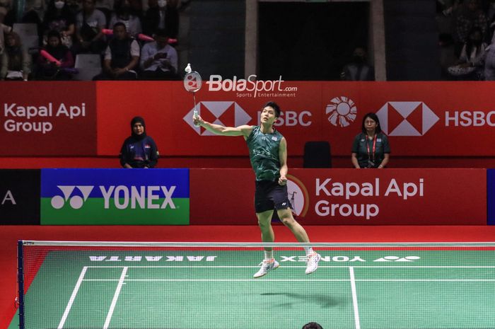 Atlet bulu tangkis tunggal putra China Teipei, Chou Tien Chen, sedang bertanding dalam ajang Indonesia Open 2023 di Istora, Senayan, Jakarta, Selasa (13/6/2023).