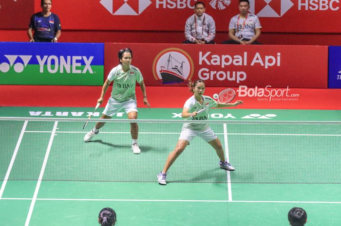 Atlet bulu tangkis ganda putri Indonesia, Meilysa Trias Puspitasari (kiri) dan Rachel Allessya Rose (kanan), sedang bertanding dalam ajang Indonesia Open 2023 di Istora, Senayan, Jakarta, Selasa (13/6/2023).