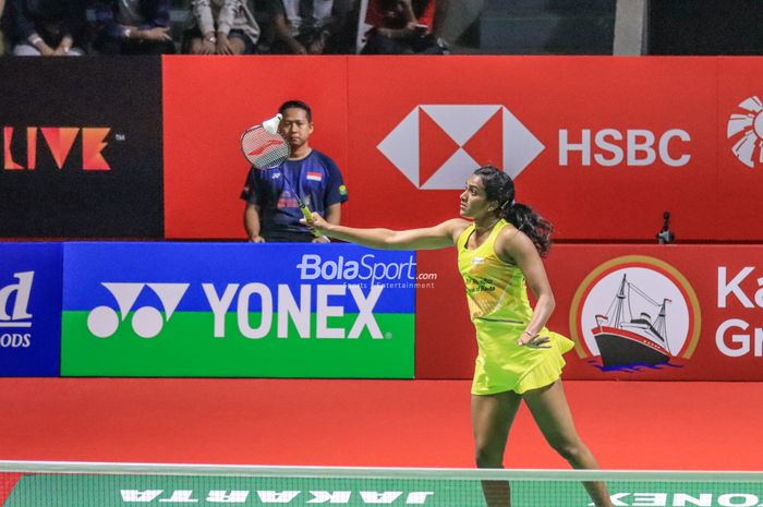 Atlet bulu tangkis tunggal putri India, Pusarla Venkata Sindhu, sedang bertanding dalam ajang Indonesia Open 2023 di Istora, Senayan, Jakarta, Selasa (13/6/2023).