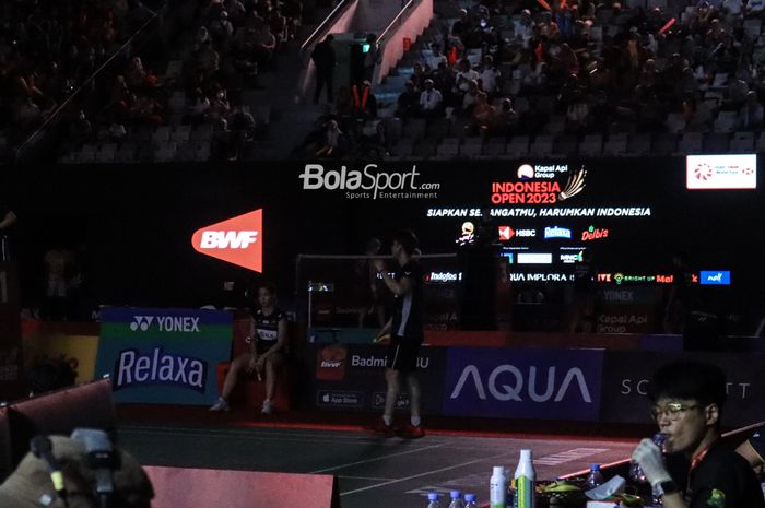 Suasana mati lampu sempat mewarnai babak ke-32 besar Indonesia Open 2023 di Istora, Senayan, Jakarta, Selasa (13/6/2023),