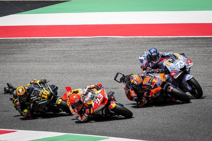 Pembalap Mooney VR 46, Luca Marini,  Marc Marquez (Repsol Honda), Alex Marquez (Gresini Racing), dan Jack Miller (Red Bull KTM) saat berjibaku pada balapan utama MotoGP Italia 2023