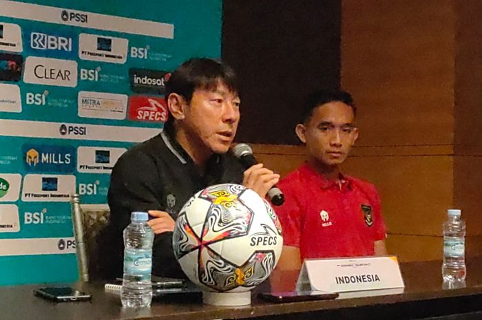 Pelatih Timnas Indonesia, Shin Tae-yong dalam konferensi pers di Stadion Gelora Bung Tomo, Surabaya