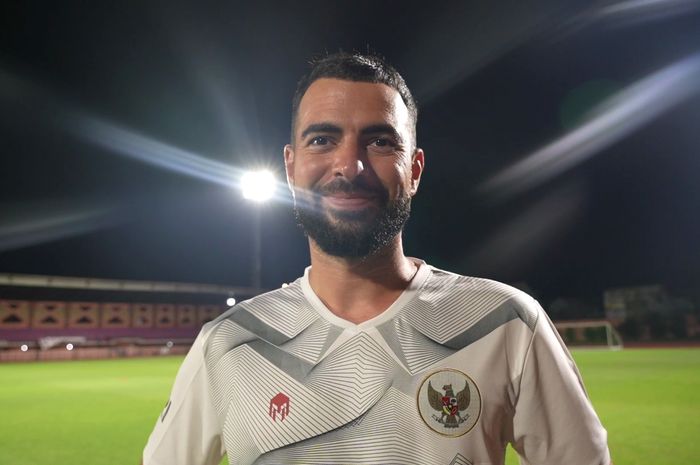 Pemain belakang Timnas Indonesia, Jordi Amat saat latihan di Lapangan THOR, Surabaya, Selasa (13/6/2023)