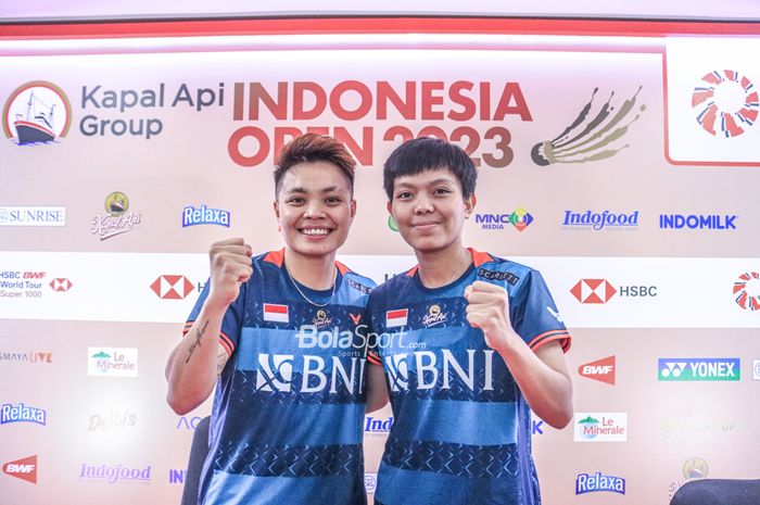 Atlet bulu tangkis ganda putri Indonesia, Apriyani Rahayu (kiri) dan Siti Fadia Silva Ramadhanti (kanan), saat ditemui awak media di Istora Senayan, Jakarta, Rabu (14/6/2023).