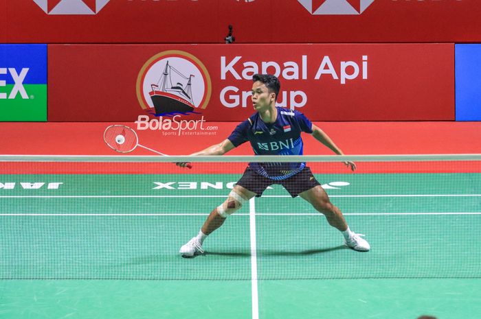 Atlet bulu tangkis tunggal putra Indonesia, Anthony Sinisuka Ginting, saat bertanding pada babak 32 besar Indonesia Open 2023 di Istora, Senayan, Jakarta, Rabu (14/6/2023).
