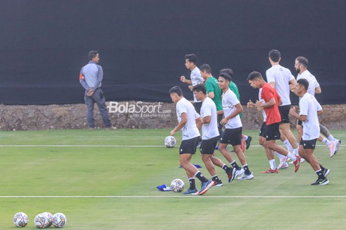 Suasana latihan timnas Indonesia dijaga ketat pihak keamanan dan dilapisi kain hitam di Lapangan A, Senayan, Jakarta, Kamis (15/6/2023).