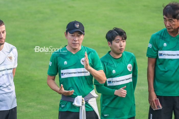 Pelatih timnas Indonesia, Shin Tae-yong (kiri) dan asistennya bernama Jeong Seok-seo (kanan) sedang memberikan intruksi kepada para pemain di Lapangan A, Senayan, Jakarta , Kamis (15/6/2023).