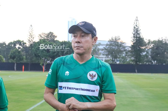Pelatih timnas Indonesia, Shin Tae-yong, saat ditemui awak media di Lapangan A, Senayan, Jakarta , Kamis (15/6/2023).