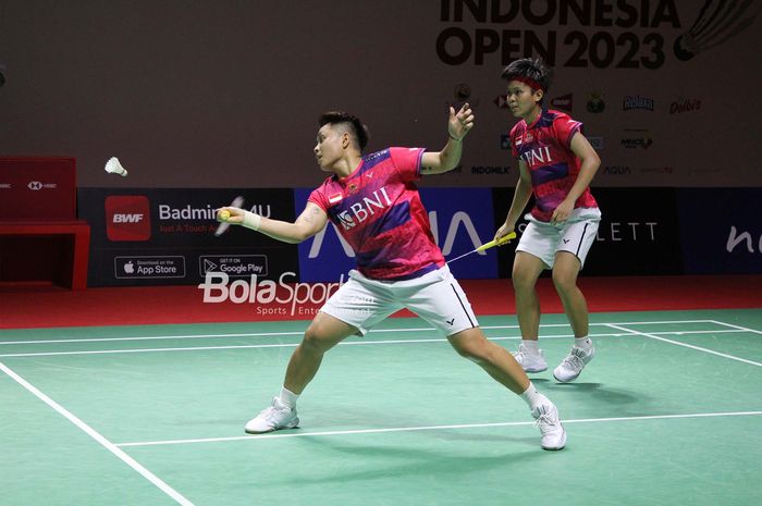 Pasangan ganda putri Indonesia, Apriyani Rahayu / Siti Fadia Ramadhanti, saat tampil pada Indonesia Open 2023 di Istora Senayan, Jakarta, Kamis, 15 Juni 2023