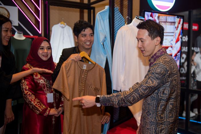 Host Indonesia Ini Membuat Heboh TikTok Award Asia Tenggara dengan Nuansa Batik Biru