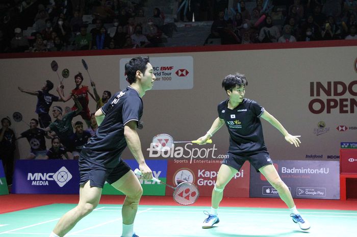 Aksi ganda putra Korea Selatan, Choi Sol-gyu (kiri) dan Kim Won-ho, saat babak kedua Indonesia Open 2023 di Istora Gelora Bung Karno, Senayan, Jakarta, 15 Juni 2023.