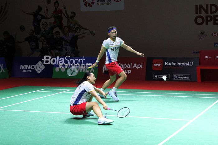 Pasangan ganda campuran Indonesia, Rinov Rivaldy/Pitha Haningtyas Mentari, bertanding pada Indonesia Open 2023 di Istora Senayan, Jakarta. (15/6/203)