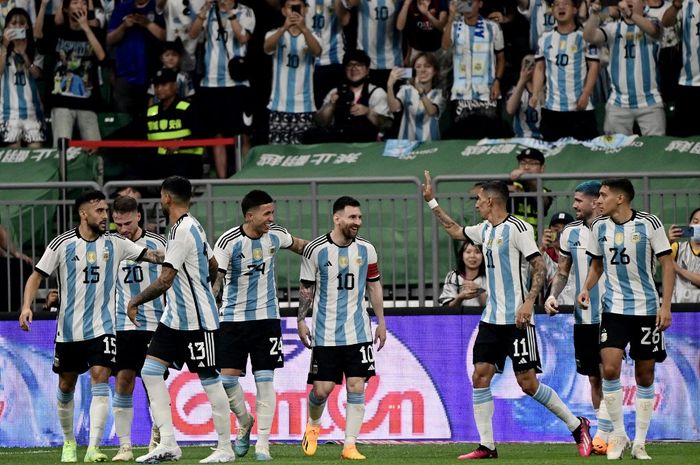 Pemain timnas Argentina melakukan selebrasi setelah mencetak gol ke gawang Australia, Kamis (15/6/2023).
