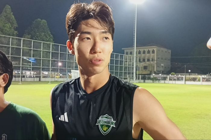 Striker Jeonbuk Hyundai Motors, Lee Sung-yoon saat menemui wartawan di Lapangan Kota Barat, Solo pada Kamis (15/6/2023).