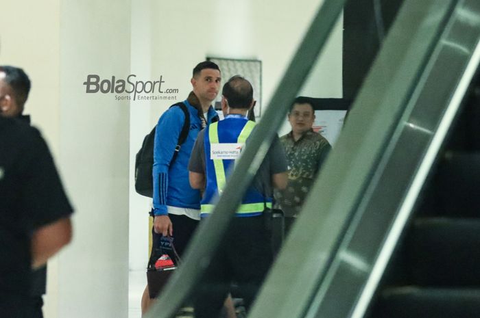 Kiper timnas Argentina, Emiliano Martinez (kiri), saat tiba di Hotel Fairmont, Senayan, Jakarta, Jumat (16/6/2023) malam.