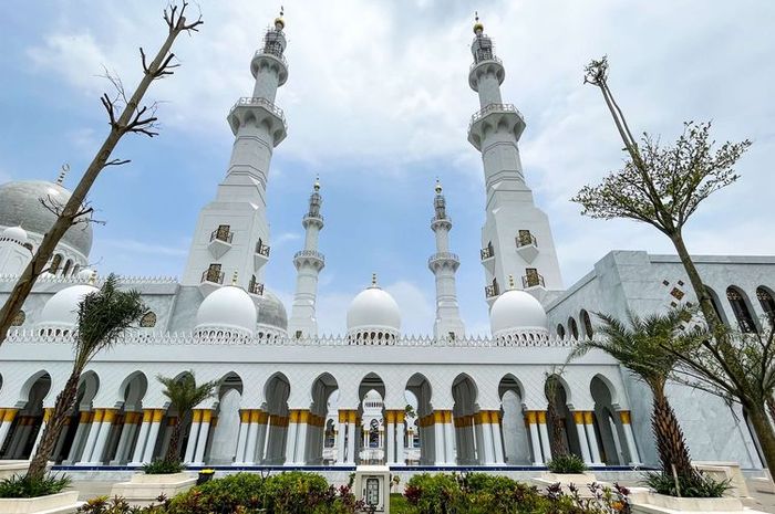 Eksterior Masjid Raya Sheikh Zayed, Gilingan, Kecamatan Banjarsari, Kota Solo, Selasa (28/2/2023).