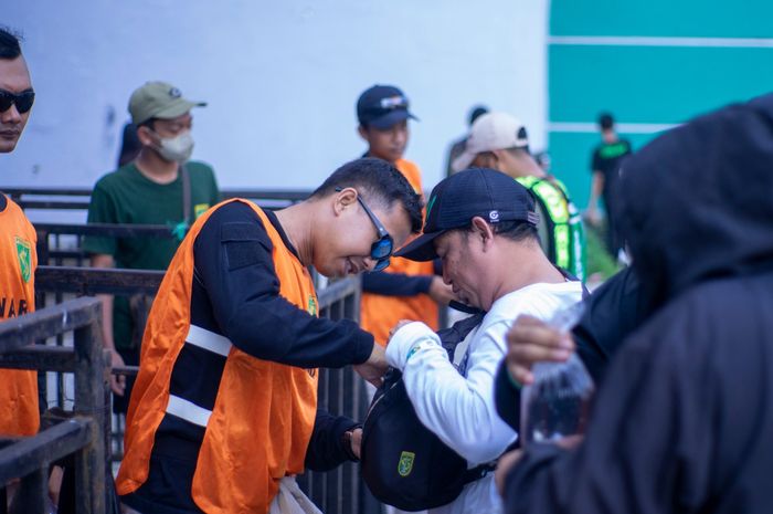 Panpel Persebaya Surabaya bakal perketat keamanan dengan memeriksa semua barang bawaan hingga bekal makanan demi cegah barang berbahaya masuk ke stadion.