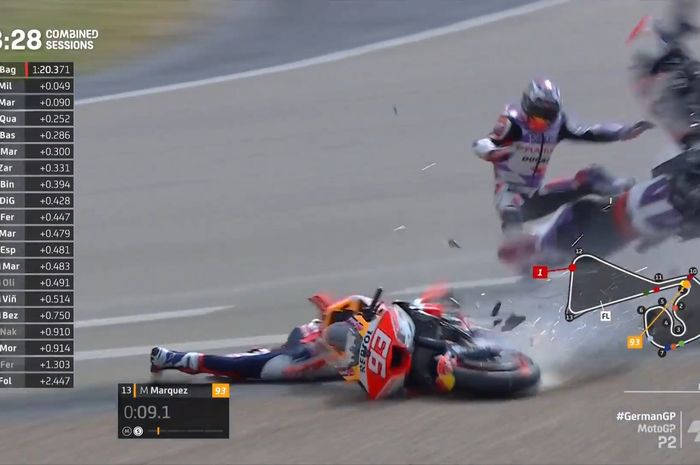 Kecelakaan antara pembalap Repsol Honda Marc Marquez (kiri) dan Johann Zarco (kanan) dari tim Pramac Racing pada latihan kedua MotoGP Jerman di Sachsenring, Saxony, Jerman, 16 Juni 2023. 