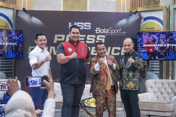 (Dari kiri ke kanan) Armin Tan, Dito Ariotedjo, Hotman Paris, dan Ivan Tanjaya sedang memberikan sambutan di Media Center Kemenpora, Senayan, Jakarta, Jumat (16/6/2023).