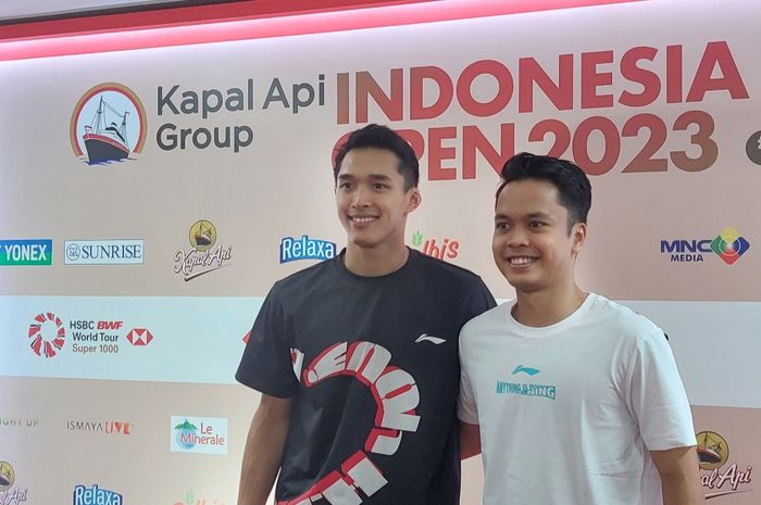 Pebulutangkis tunggal putra Indonesia Jonatan Christie (kiri) dan Anthony Sinisuka Ginting (kanan) seusai pertandingan di babak perempat final Indonesia Open 2023, di Istora Senayan, Jakarta, Jumat 16/6/2023.