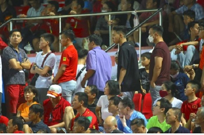 Suporter Vietnam ramai-ramai tinggalkan stadion saat laga melawan Hong Kong di FIFA Matchday masih berlangsung.