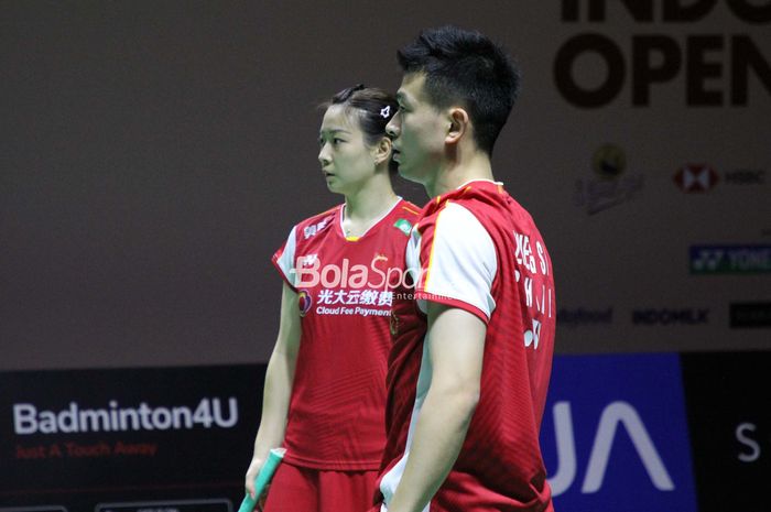 Pasangan ganda campuran cina,  ZHENG Si Wei/HUANG Ya Qiong, saat tampil pada Indonesia Open 2023 di Istora Senayan, Jakarta, Jumat , 16 Juni 2023