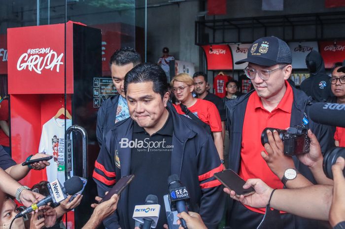 Ketua Umum PSSI, Erick Thohir, saat memberikan keterangan kepada awak media di Garuda Store, Senayan, Jakarta, Sabtu (17/6/2023) siang.