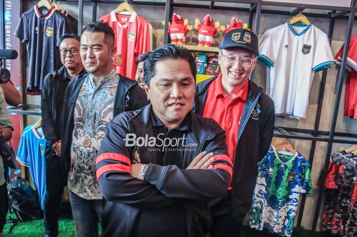 Ketua Umum PSSI, Erick Thohir (tengah), saat ditemui di Garuda Store, Senayan, Jakarta, Sabtu (17/6/2023) siang.