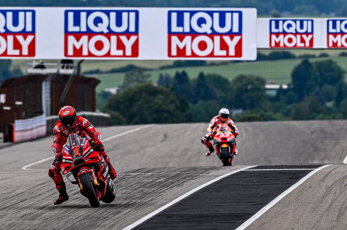 Pembalap Ducati Lenovo, Francesco Bagnaia (depan) dan Marc Marquez (Repsol Honda) pada sesi latihan MotoGP Jerman 2023.