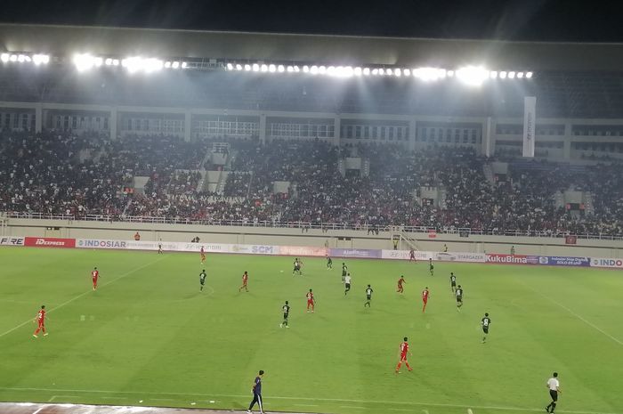 Suasana pertandingan Persis Solo vs Jeonbuk Hyundai Motors di Stadion Manahan, Solo, Sabtu (16/6/2023)