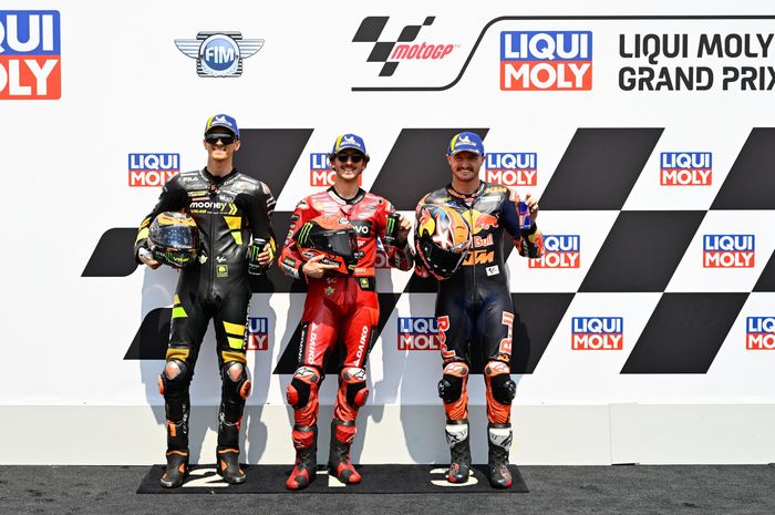 Dari kiri ke kanan, Luca Marini (Mooney VR46), Francesco Bagnaia (Ducati), dan Jack Miller (Red Bull KTM) seusai kualifikasi MotoGP Jerman 2023 di Sachsenring, Sabtu (17/6/2023).