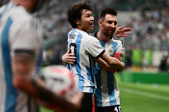 Lionel Messi menyambut hangat pelukan fannya saat pertandingan Timnas Argentina versus Australia berlangsung di Beijing, China, 15 Juni 2023.