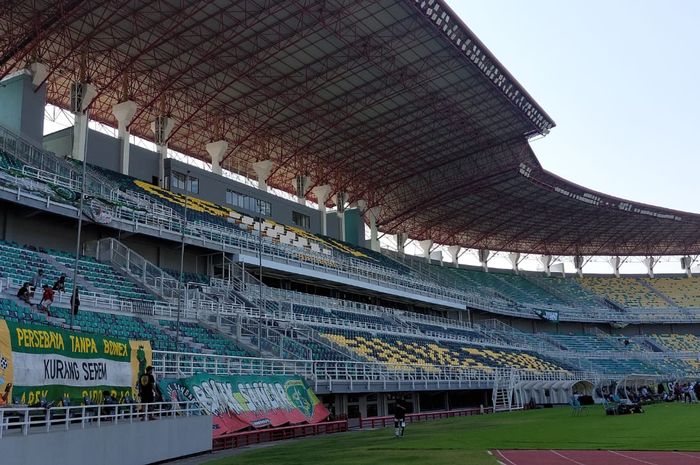 Bonek mulai memasang spanduk dukungan jelang laga Persebaya Surabaya vs Persija Jakarta, Sabtu (17/6/2023).