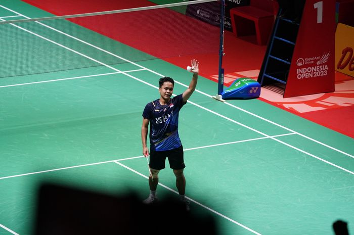 Pebulu tangkis tunggal putra Indonesia, Anthony Sinisuka Ginting, melambaikan tangan setelah memastikan diri ke final Indonesia Open 2023 di Istora Senayan Jakarta, Sabtu (17/6/2023).