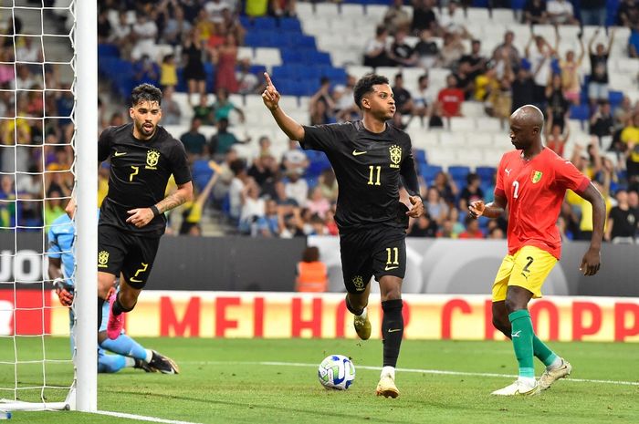 Rodrygo (11) cetak gol, timnas Brasil melibas timnas Guinea dalam lakon FIFA Matchday saat para pemain Real Madrid menggila di RCDE Stadium, Barcelona (17/6/2023).