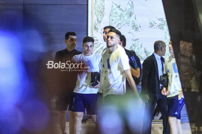 Tiga pemain timnas Argentina yakni Julian Alvarez (kiri), Emiliano Martinez (tengah), dan Lucas Ocampos (kanan) saat kembali ke penginapan di kawasan Jakarta, Sabtu (18/6/2023) malam
