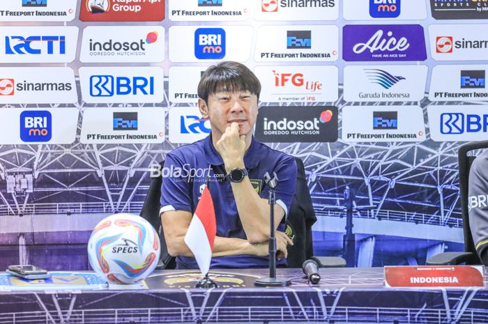 Pelatih timnas Indonesia, Shin Tae-yong, saat hadir dalam sesi jumpa pers di Media Center Stadion Utama Gelora Bung Karno, Senayan, Jakarta, Minggu (18/6/2023).