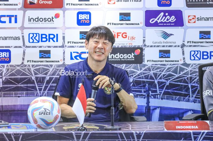Pelatih timnas Indonesia, Shin Tae-yong, sempat memberikan senyuman saat hadir dalam sesi jumpa pers di Media Center Stadion Utama Gelora Bung Karno, Senayan, Jakarta, Minggu (18/6/2023).