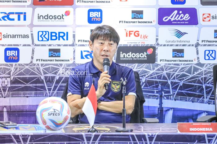 Pelatih timnas Indonesia, Shin Tae-yong, saat memberikan keterangan kepada awak media dalam sesi jumpa pers di Media Center Stadion Utama Gelora Bung Karno, Senayan, Jakarta, Minggu (18/6/2023).